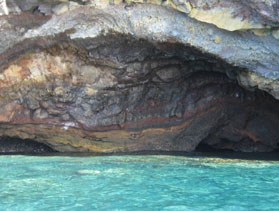 Lipari, grotta costiera