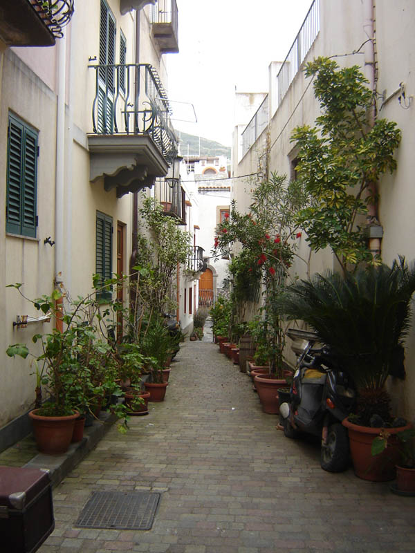 Lipari, giardino nel vicolo